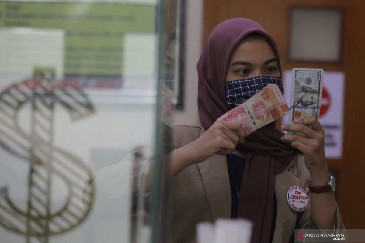 Nilai tukar Rupiah melemah tertekan terus meningkatnya kasus COVID-19