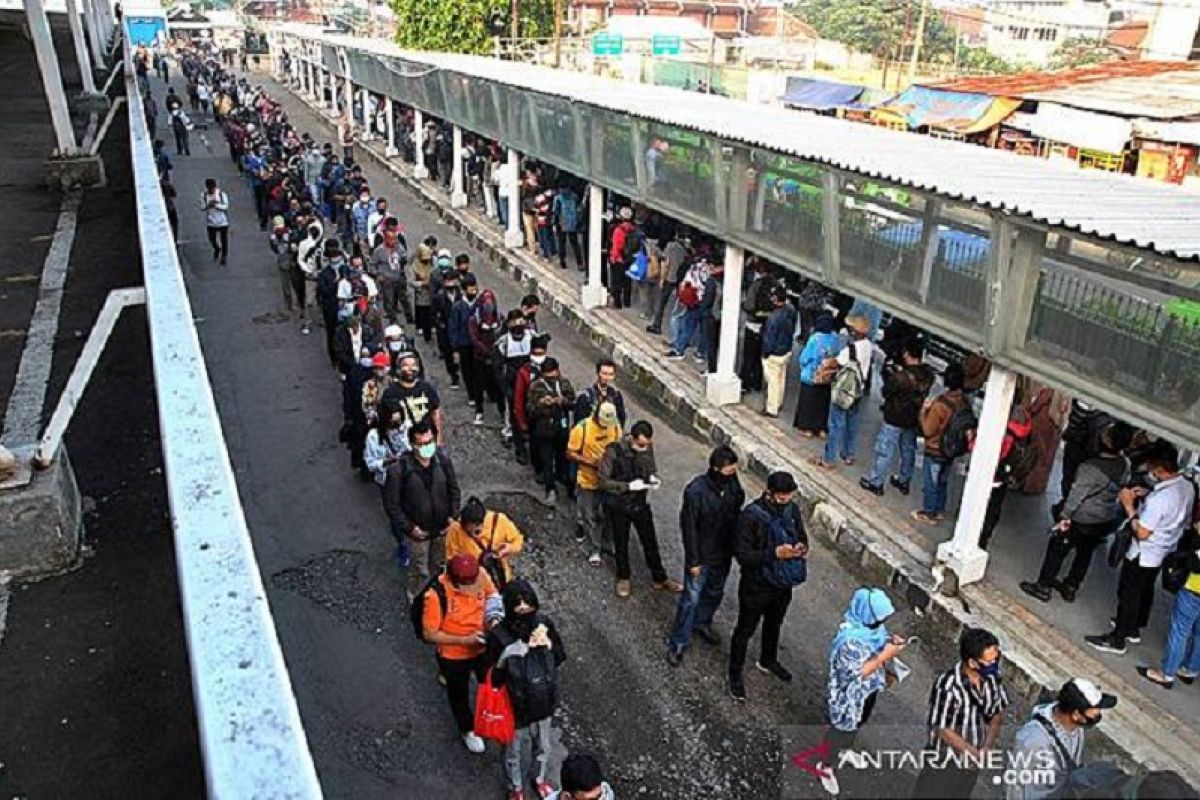 Calon penumpang KRL menumpuk, begini komentar Wakil Wali Kota Bogor