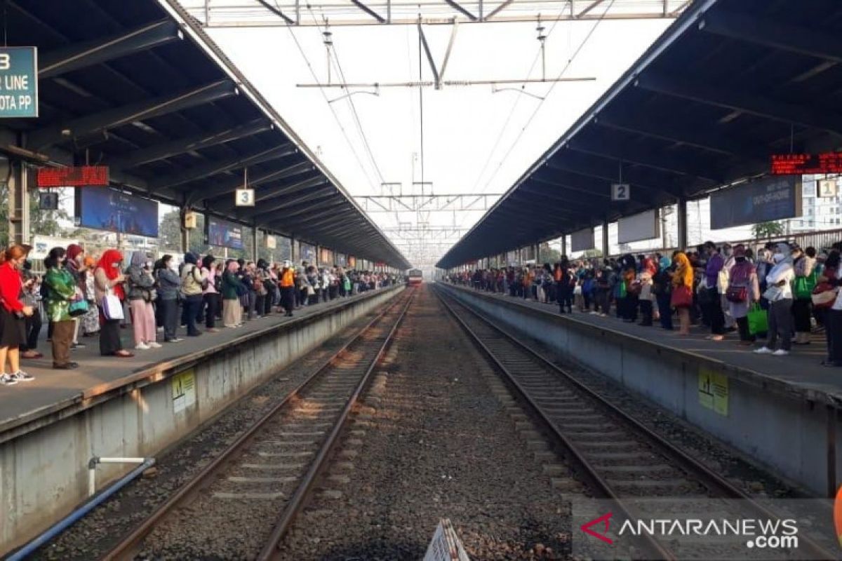 Penumpang KRL tujuan Jakarta padati Stasiun Bekasi