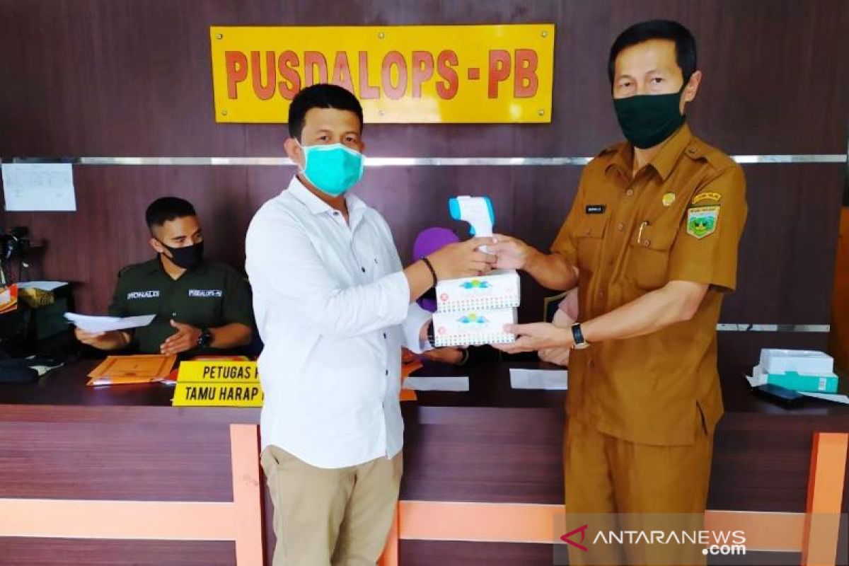 Padang Panjang serahkan thermogun dan masker untuk KPU