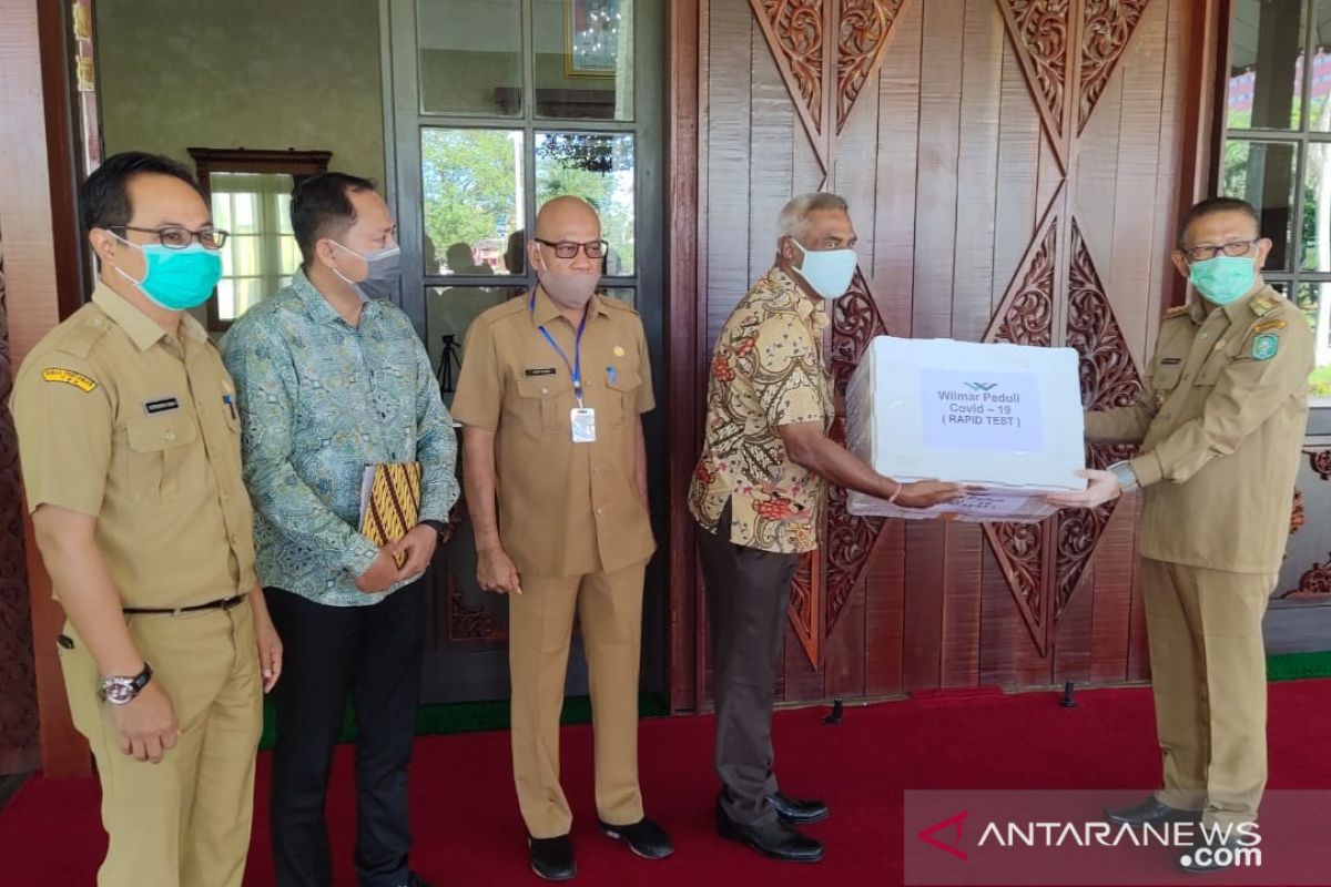 Wilmar serahkan bantuan 1.000 alat tes cepat untuk Kalimantan Barat