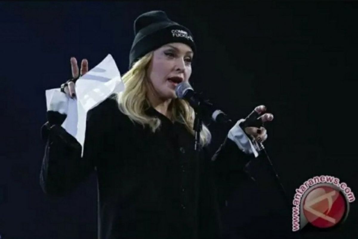 Meski dalam kondisi cedera lutut, Madonna tetap ikut aksi protes kematian George Floyd