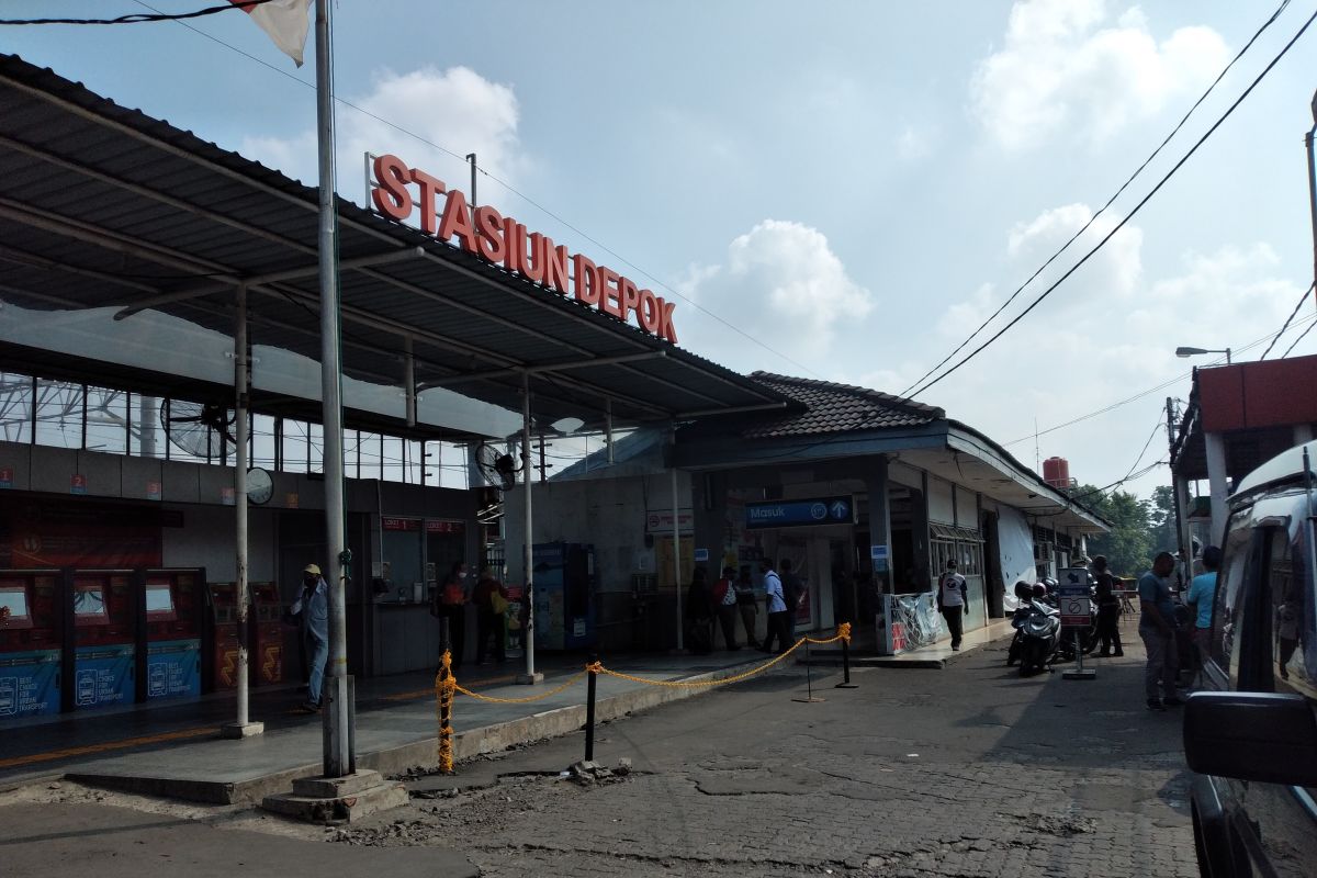 Beda dengan Bogor, Stasiun KA Depok justru masih lengang