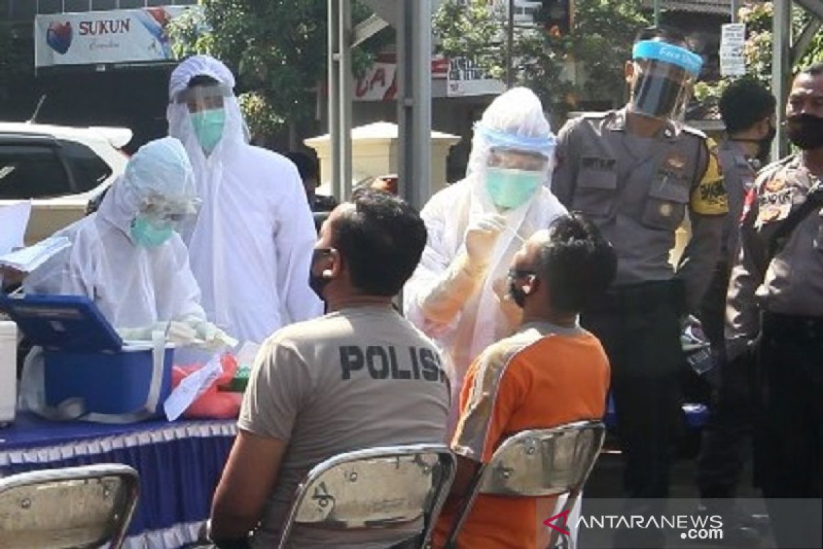 Anggota tes swab, pelayanan dua Polsek di Kudus tetap berlangsung