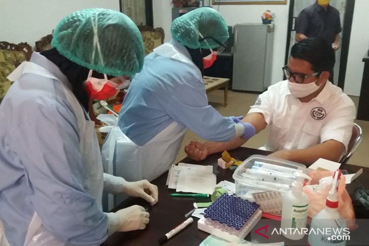 Penuhi syarat perjalanan dinas, anggota DPRD HSS dirapid test massal