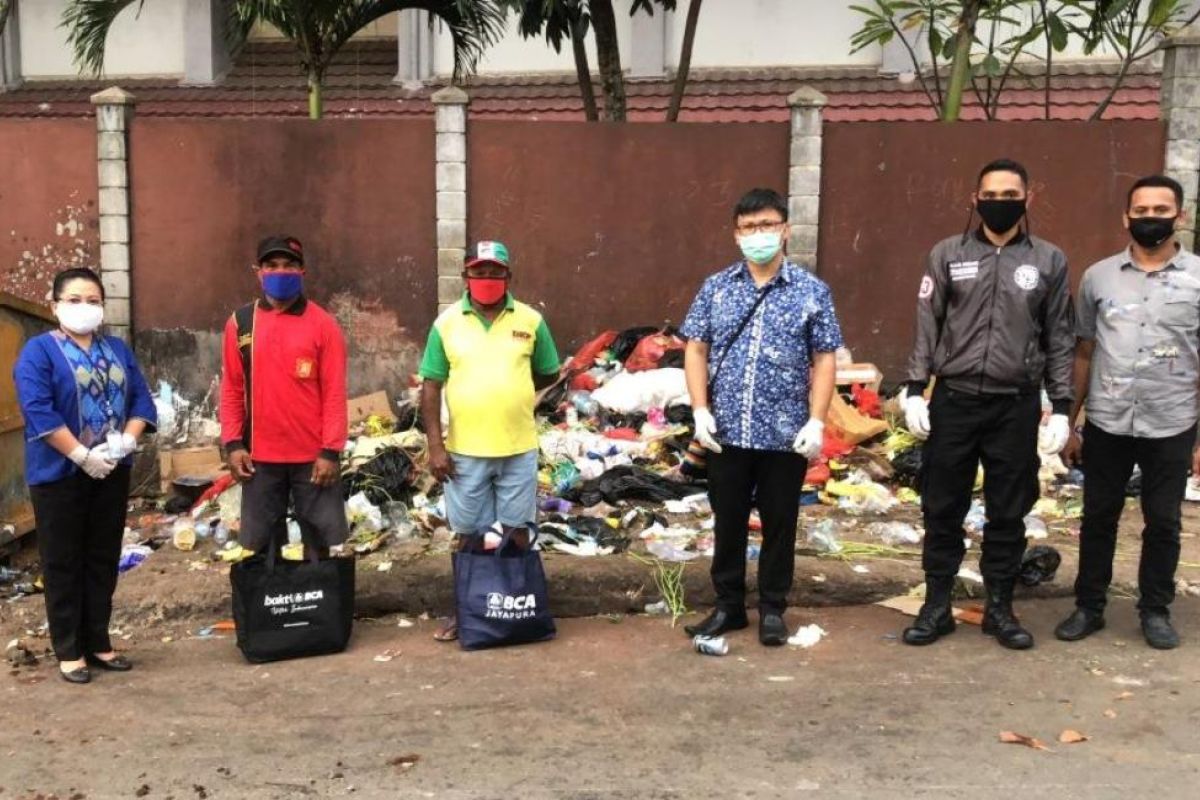 Petugas kebersihan Kota Jayapura terima bantuan sembako dari BCA