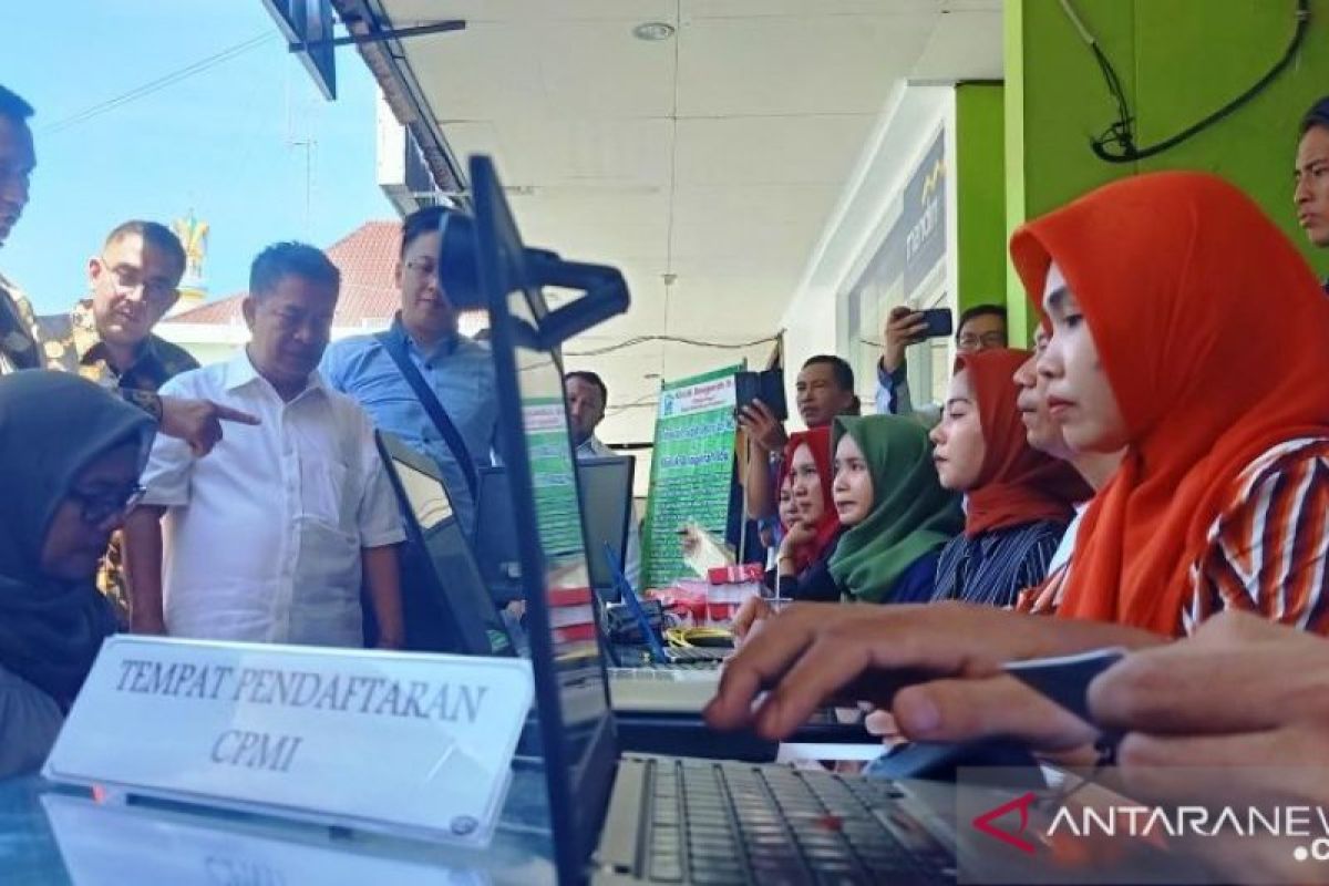 Sebanyak 65 orang TKI asal NTB terdampar di Kalbar dan Jatim