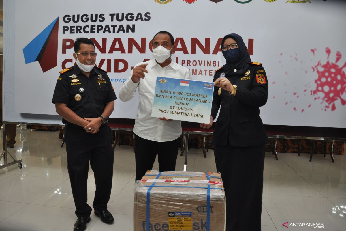 Bea Cukai Kualanamu hibahkan masker ke GTPP COVID-19 Sumut