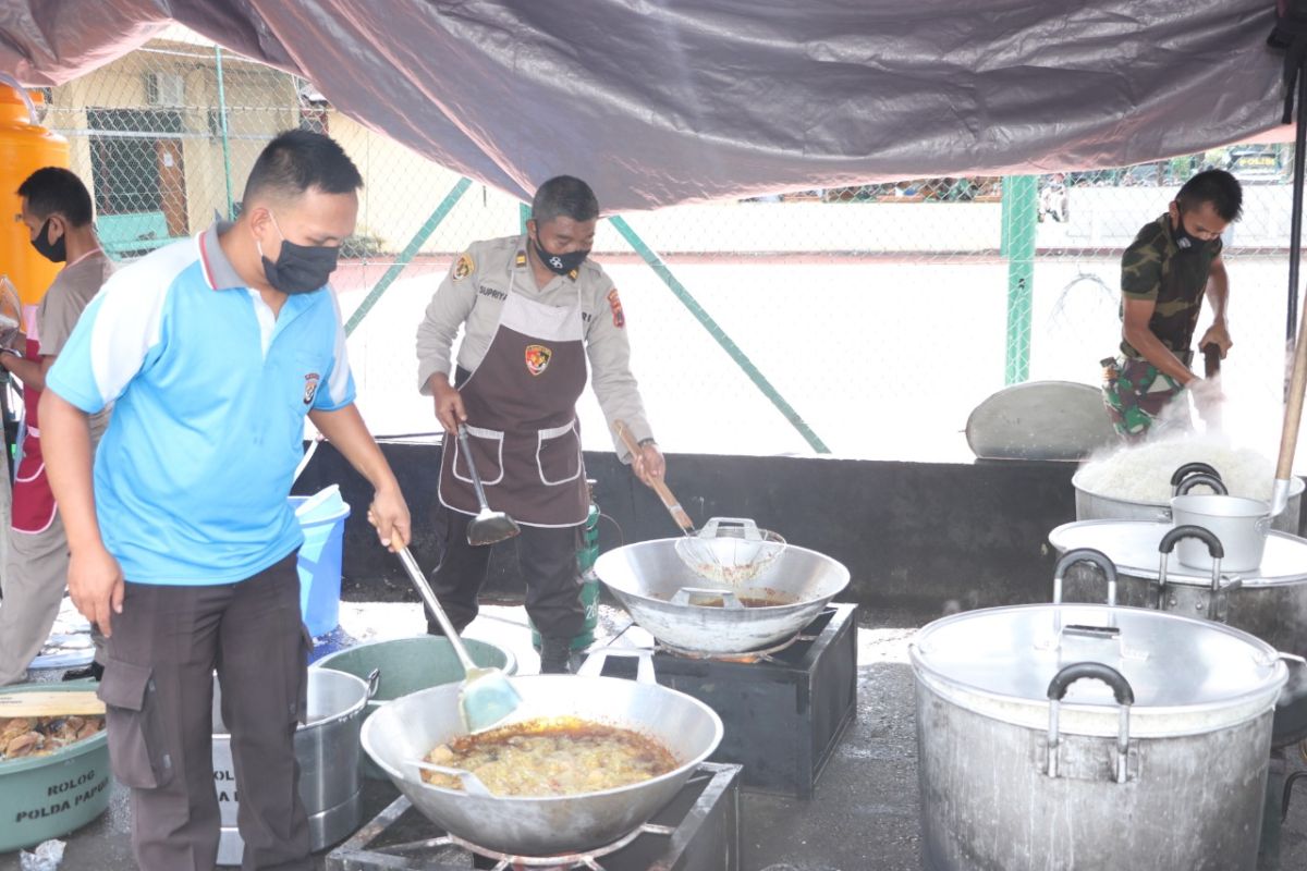 Dapur lapangan Polri-TNI kembali bagikan 500 nasi bungkus warga terdampak COVID-19