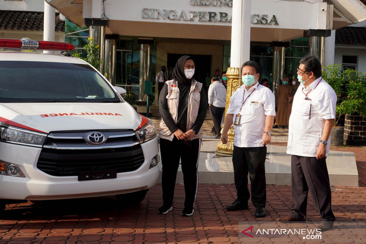 Toyota Indonesia serahkan Kijang Innova Ambulans untuk Karawang