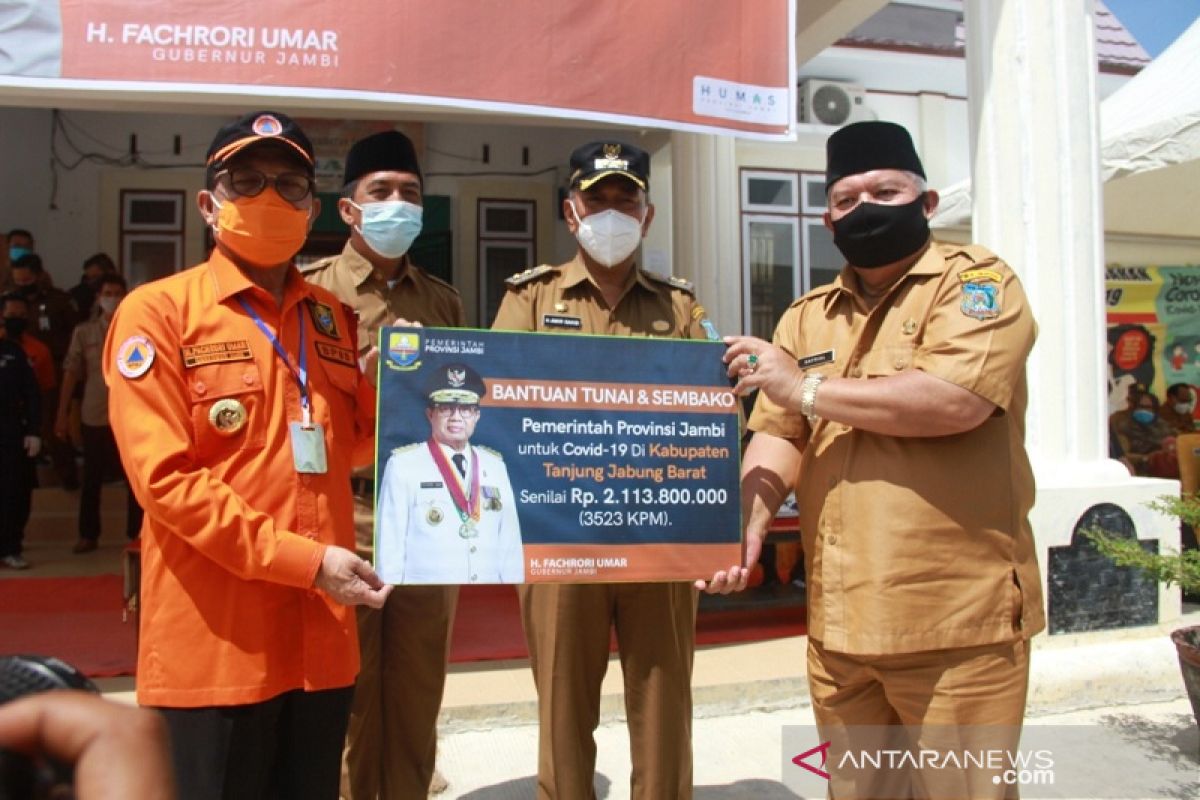 Gubernur Jambi dan Bupati Tanjabbar serahkan bantuan JPS