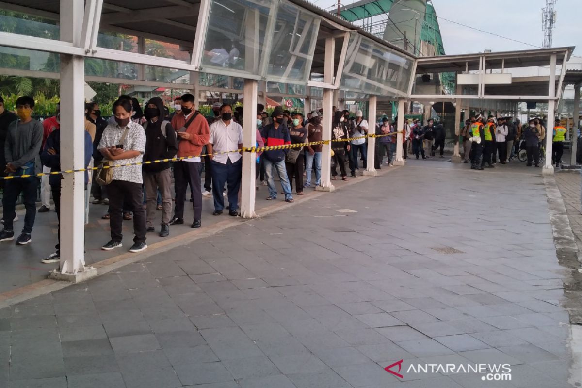 Selasa pagi, calon penumpang KRL di Stasiun Bogor masih ada antrian cukup panjang