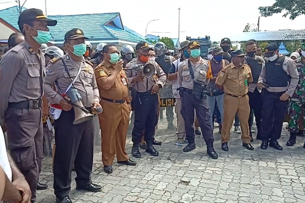 ASN Pemkab Keerom palang kantor bupati