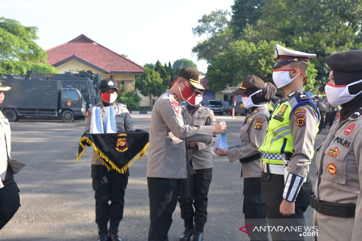 Kapolda Jambi bekali personel polisi masker dan vitamin