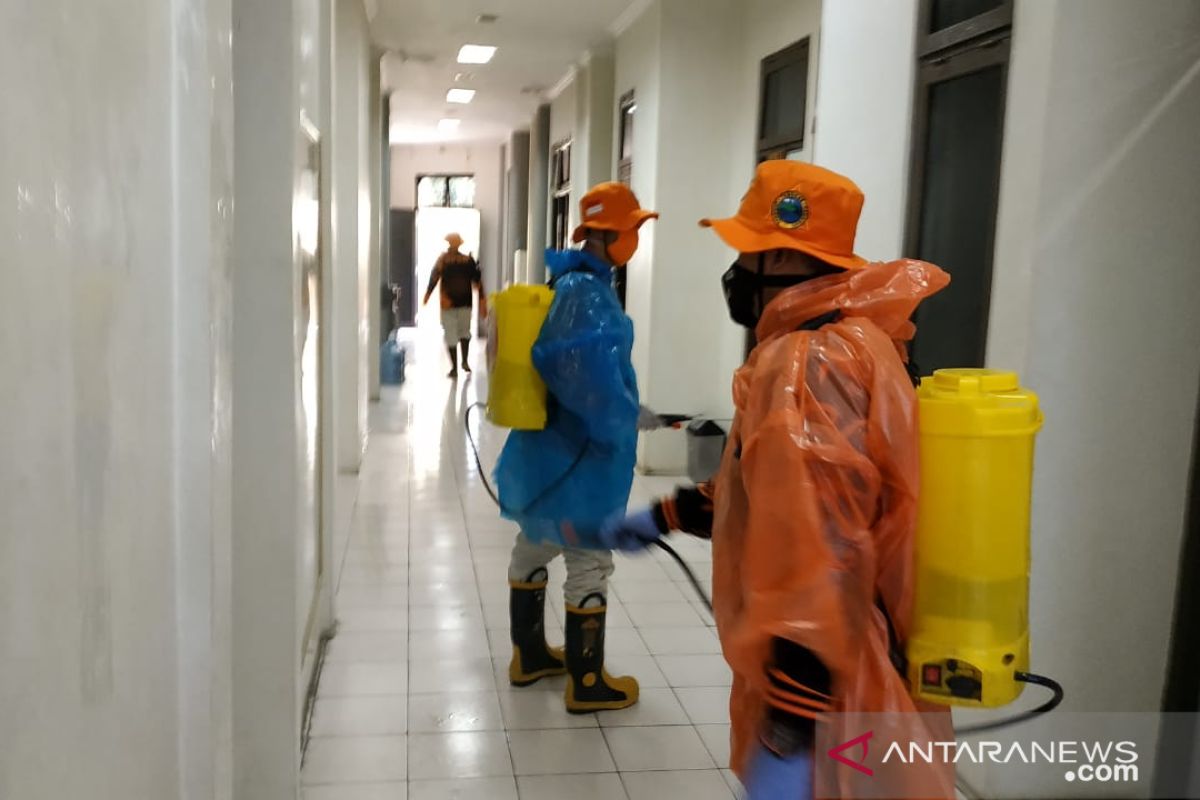 Antisipasi COVID-19, Kantor Bupati HST disemprot disinfektan