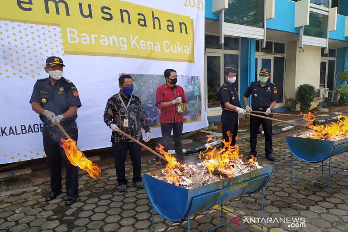 Bea Cukai Kalbar bakar 1,8 Juta batang rokok ilegal