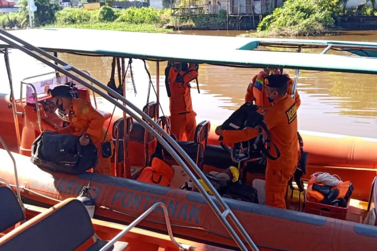 Tim Basarnas Pontianak mencari tiga korban kecelakaan di air