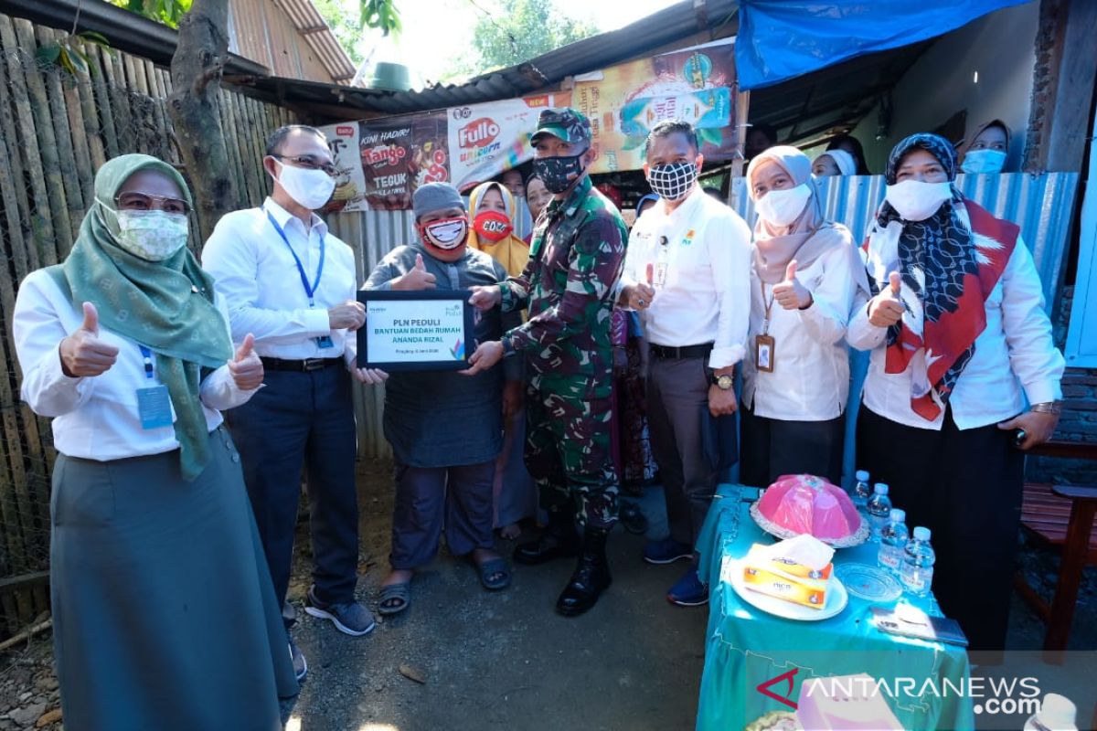 Minta maaf, PLN bedah rumah Rizal korban perundungan di Pangkep