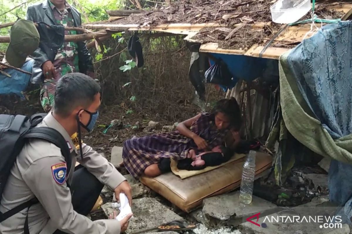 Anggota TNI-Polri bantu ibu melahirkan di semak-semak di Cengkareng