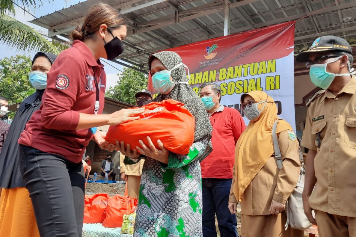 Kemensos salurkan 1.200 paket sembako terdampak COVID-19 di Serang