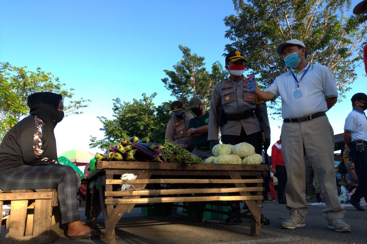 Bupati sayangkan masih banyak pedagang dan pengunjung pasar tidak mematuhi protokol kesehatan