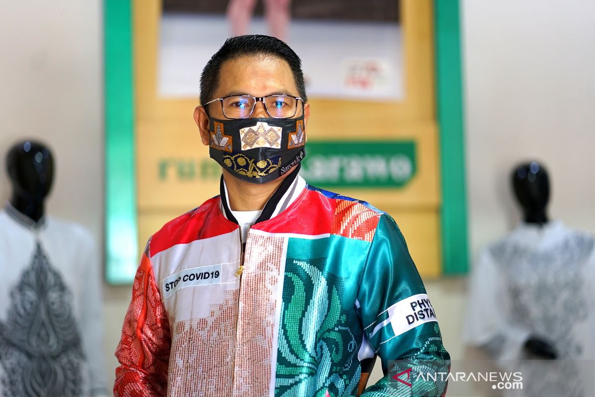 Desainer Gorontalo kampanye protokol kesehatan dengan jaket karawo