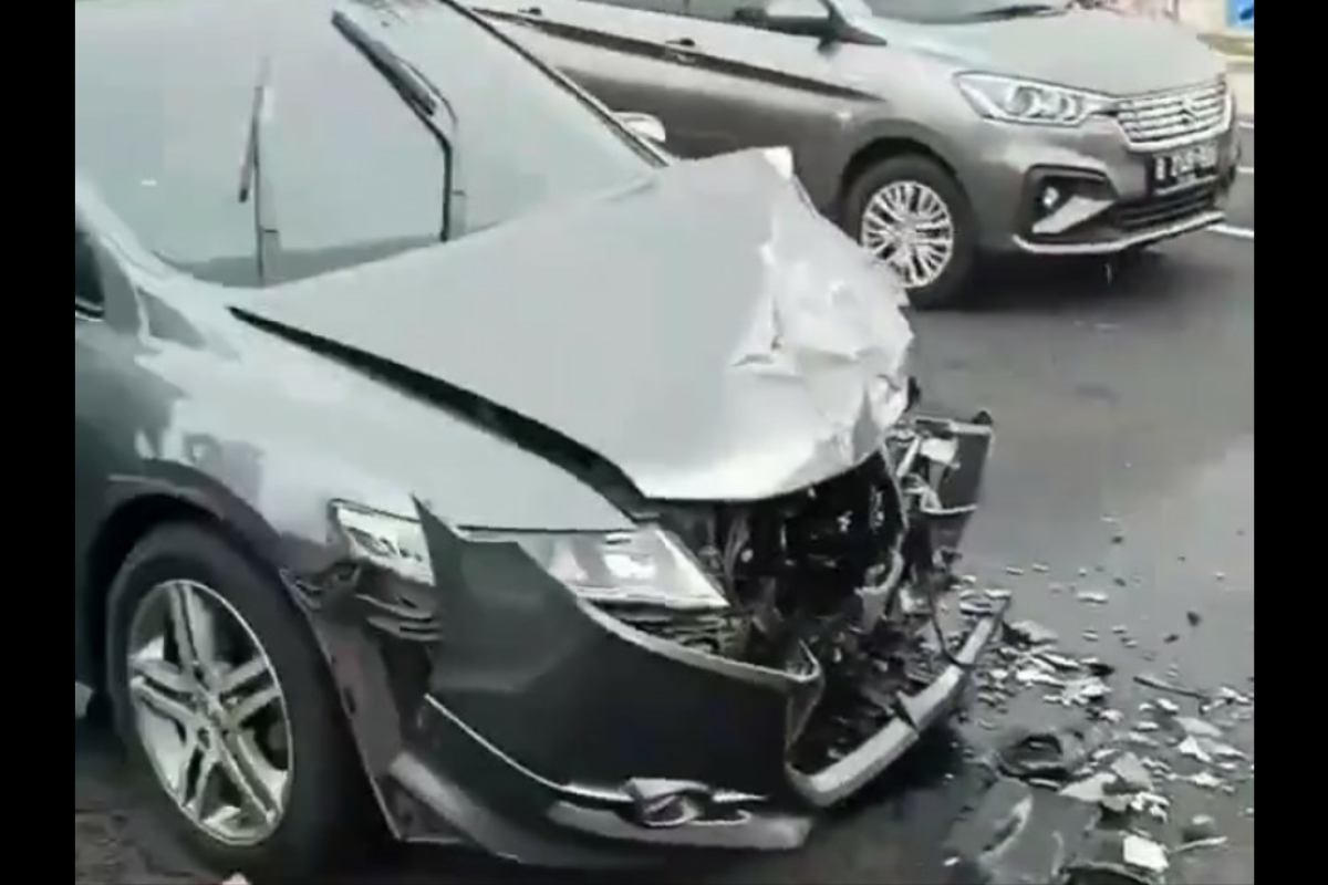 Polisi cari pengemudi mobil yang tabrakan di Jalan Tomang Raya