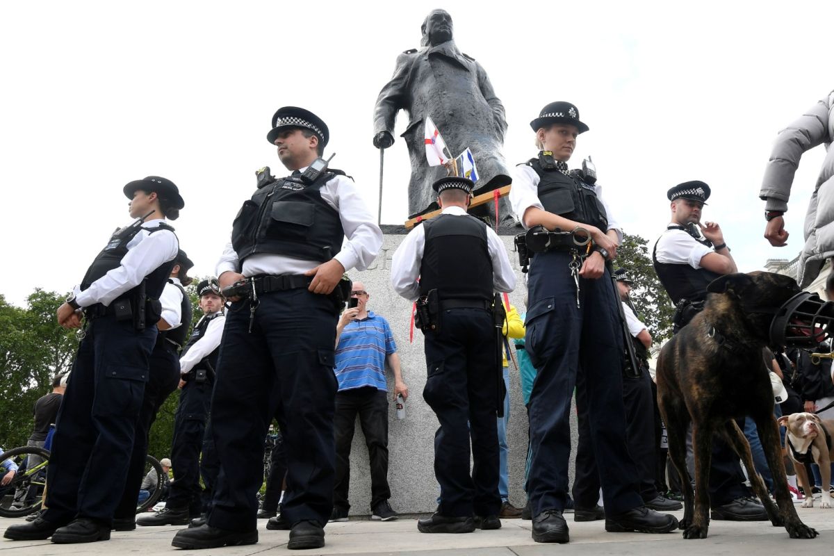 Patung Churchill dan tugu peringatan perang  ditutup sebelum unjuk rasa