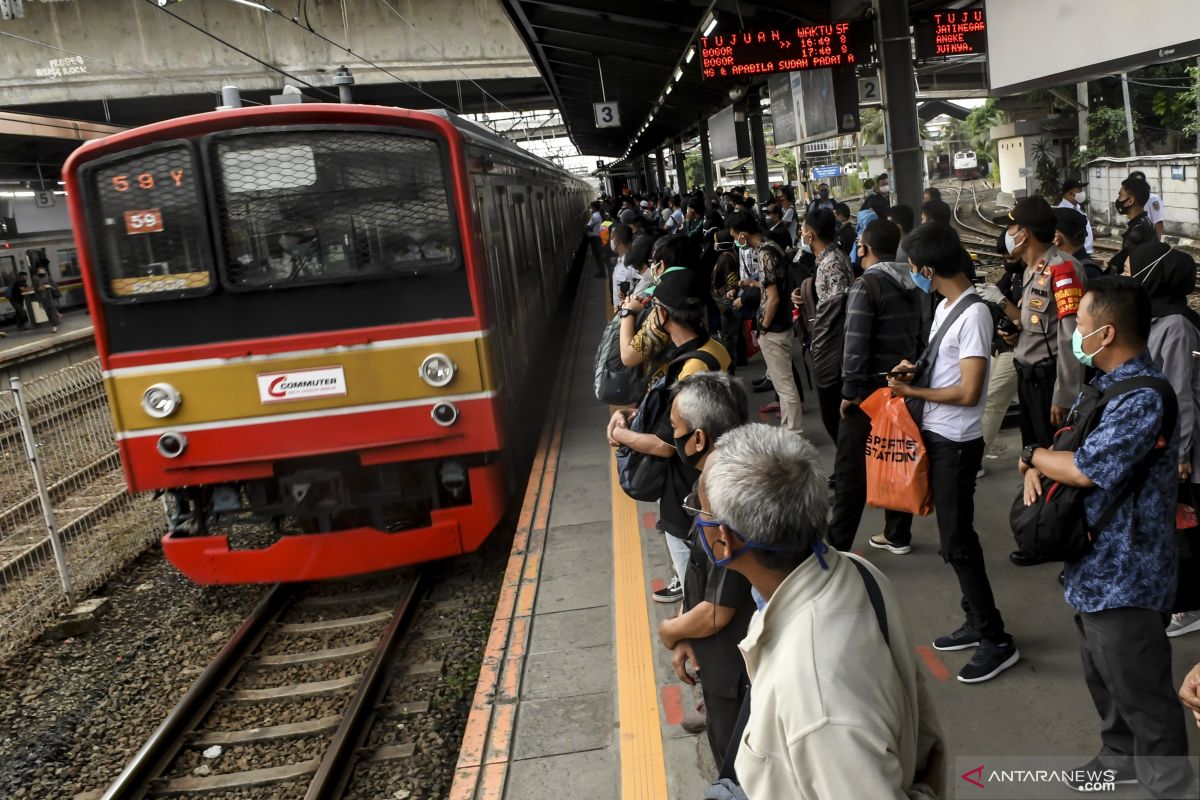 Operator KRL Jabodetabek batasi hanya 74 penumpang per kereta