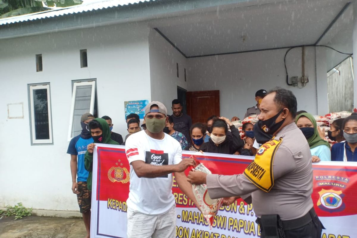 Kapolri berikan bansos untuk mahasiswa asal Papua dan Papua Barat di Ambon