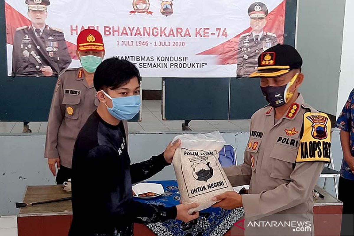 Ratusan warga terdampak COVID-19 di Banyumas terima bantuan beras dari kepolisian