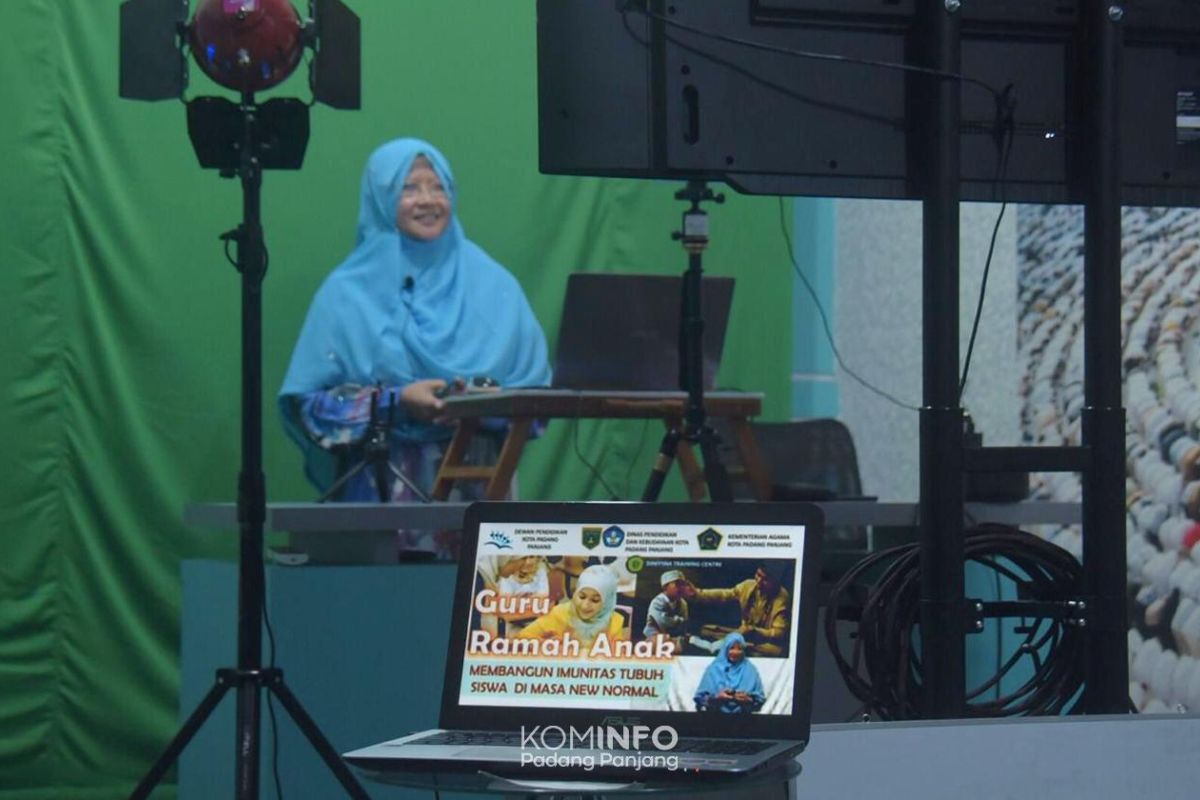Dewan Pendidikan berikan pelatihan untuk guru di Padang Panjang secara daring