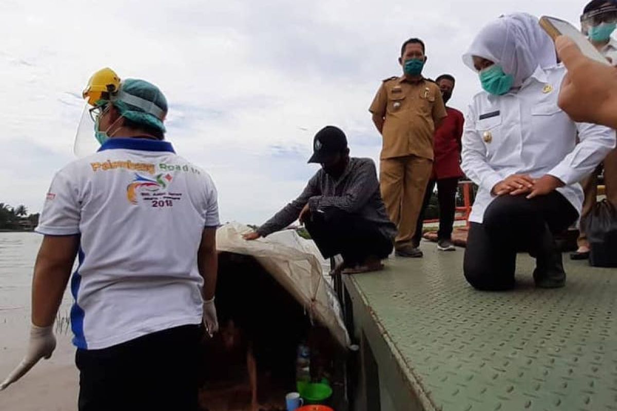 Seorang 'manusia perahu' 30 tahun di Sungai Musi dirujuk ke panti jompo