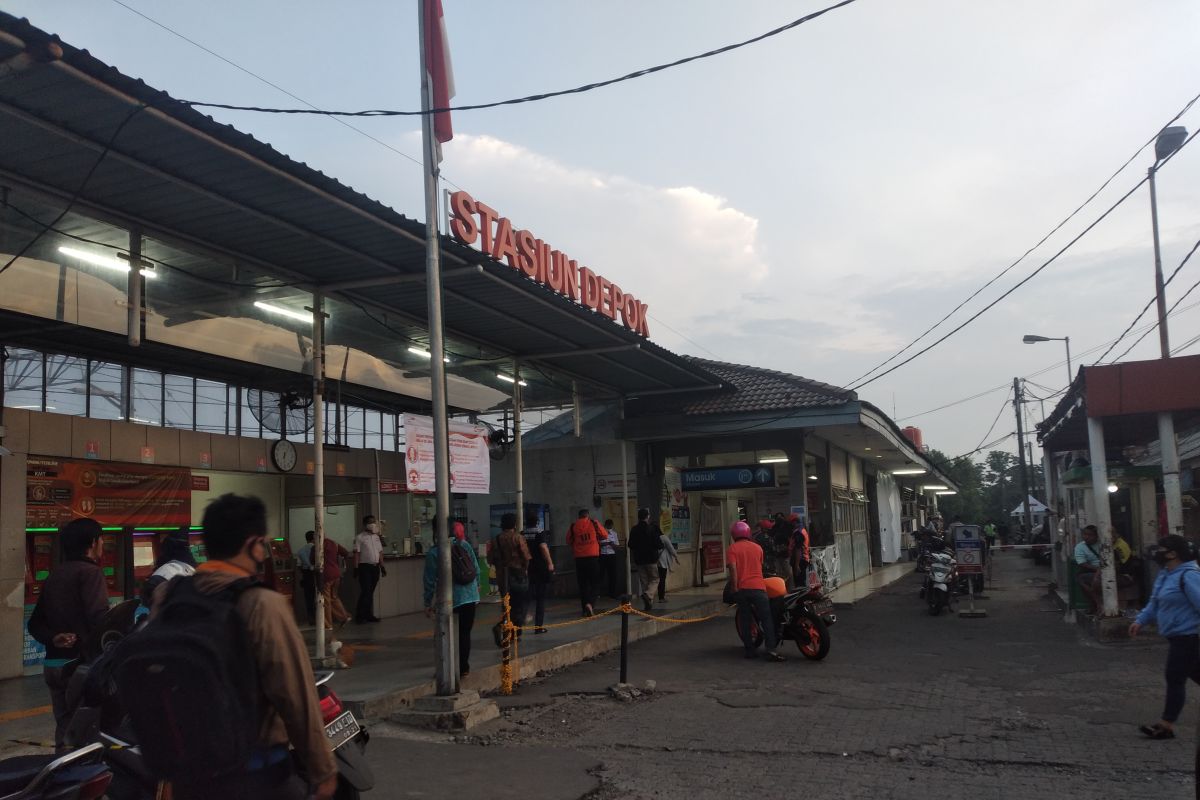 Tidak terlihat antrean panjang penumpang KRL di Depok pada Selasa pagi