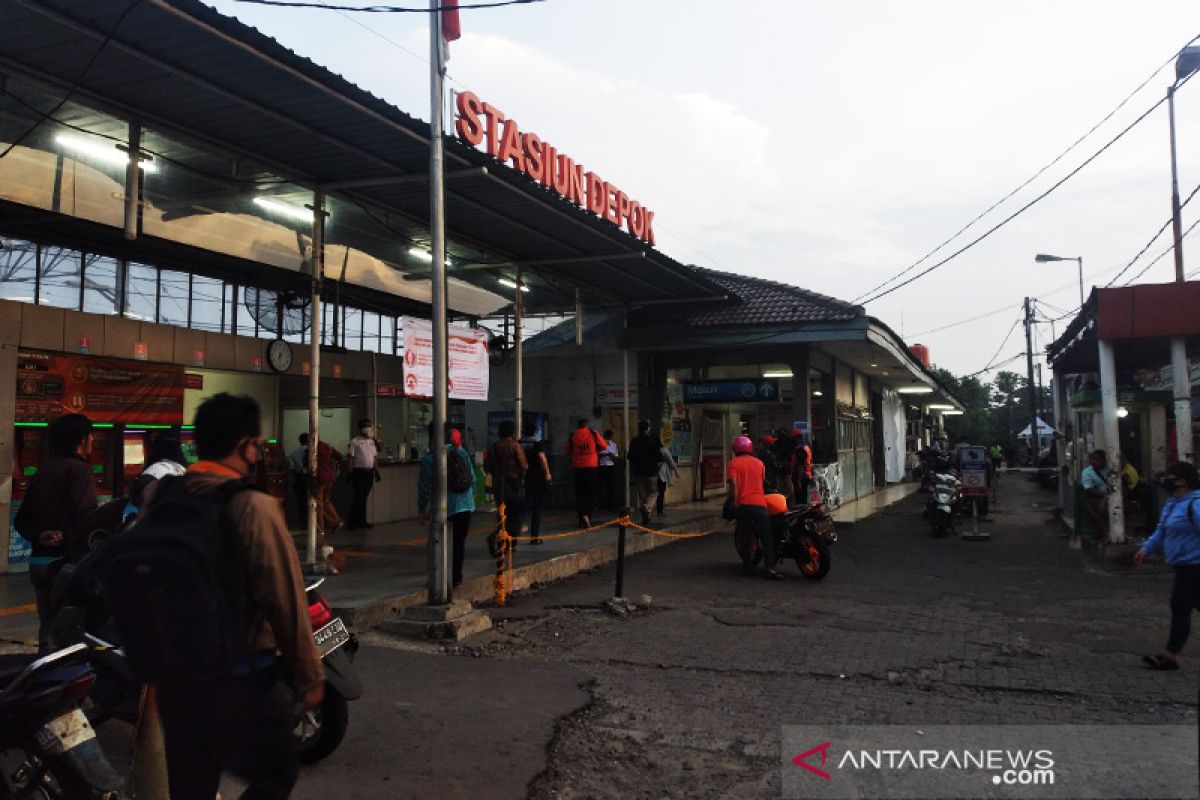 Tidak terlihat antrean panjang penumpang KRL di Depok