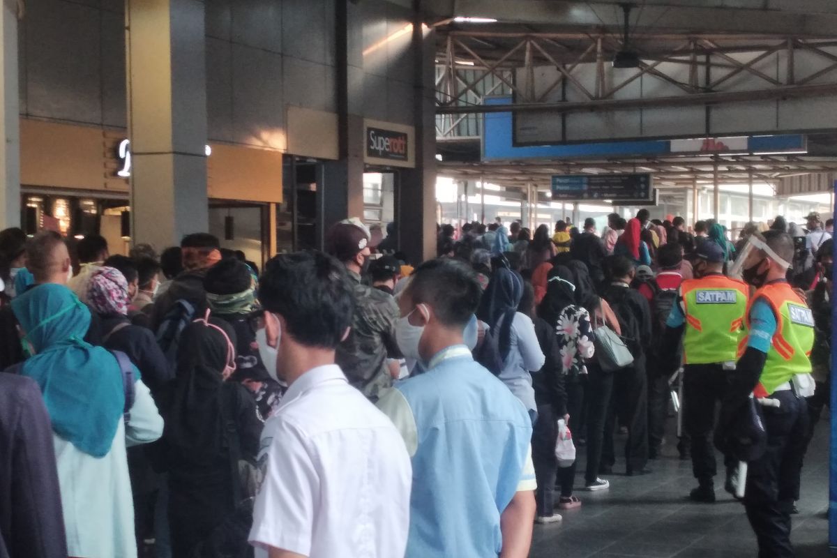 Penumpang KRL di Stasiun Citayam terlihat antrian hingga 50 meter (Video)