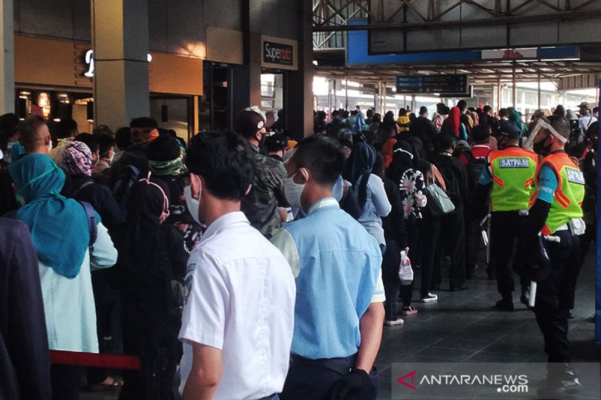 Penumpang KRL di Stasiun Citayam padat