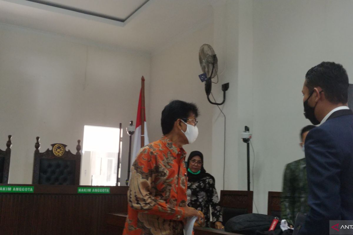 Muzni Zakaria didakwa menerima sejumlah pemberian dari pengusaha hingga total Rp3,375 miliar