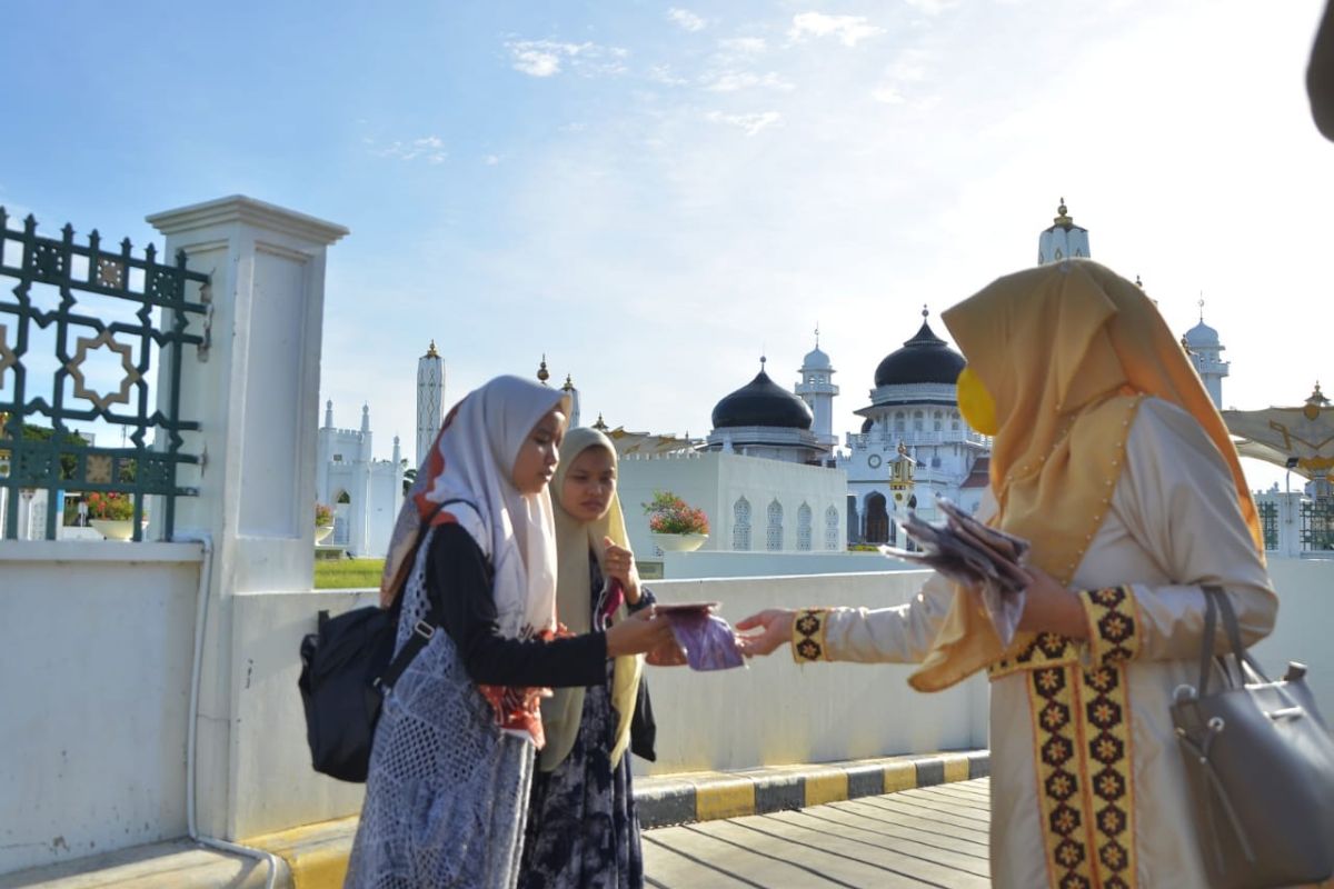 Nurmiaty bagikan masker kain sejumlah lokasi di Banda Aceh