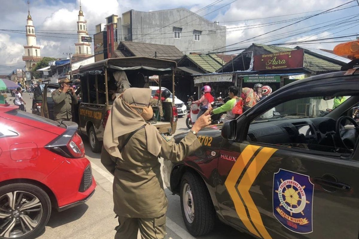 Satpol PP Kaltim bagikan masker di pasar tradisional