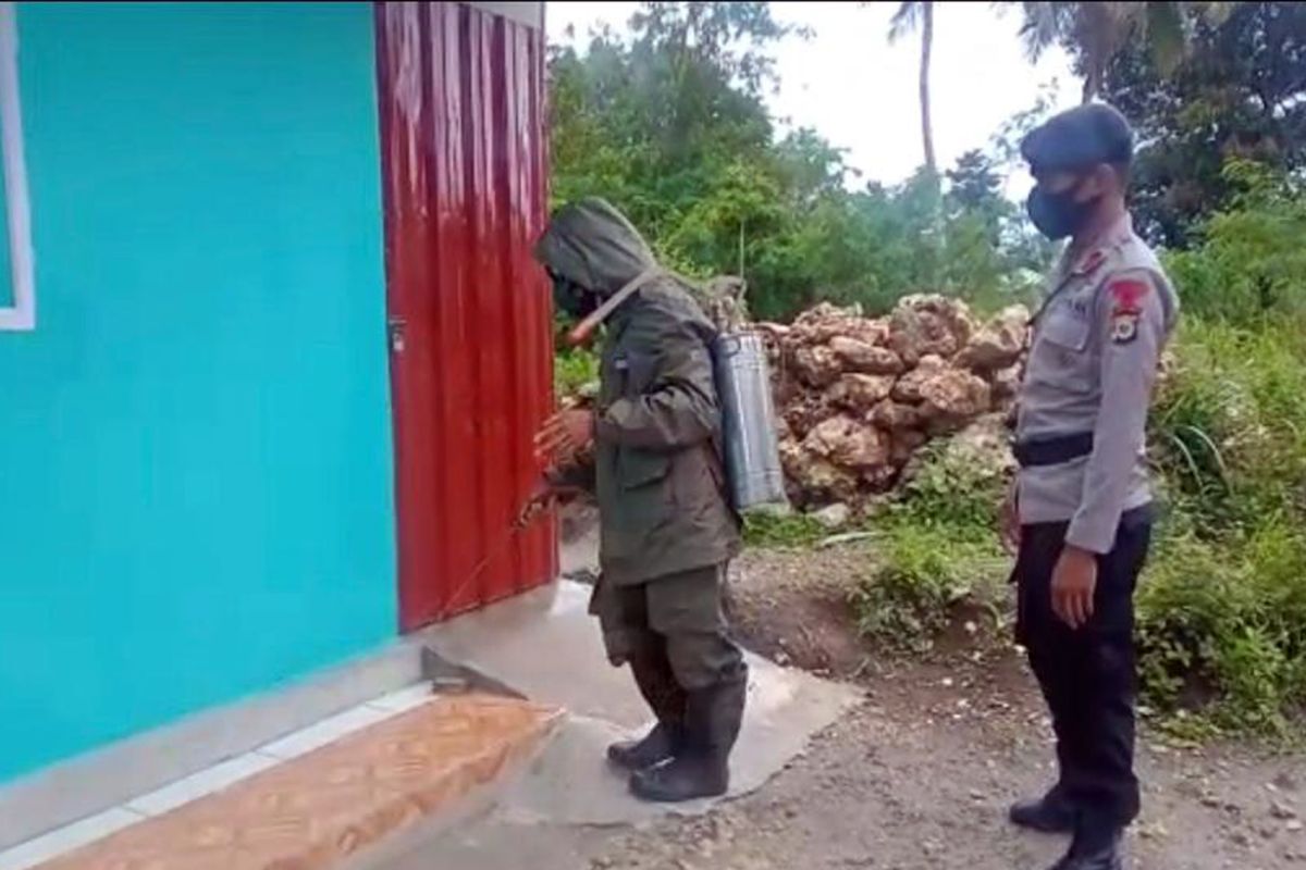 Brimob Polda Maluku sterilisasi rumah warga Karang Tagepe