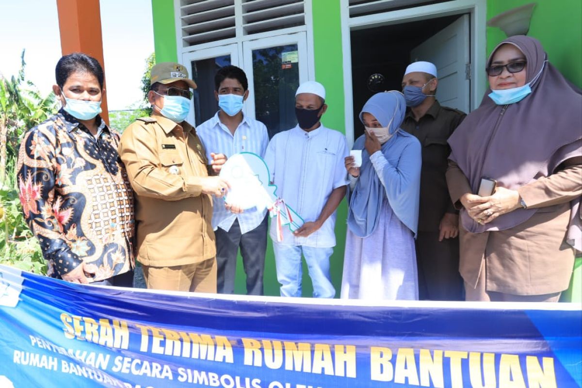 Wali kota serahkan bantuan rumah duafa di Banda Aceh