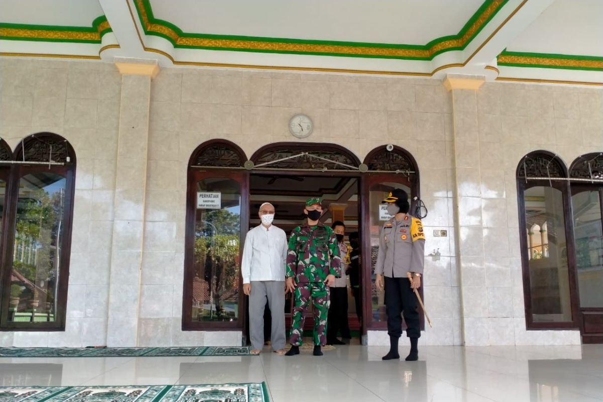 Normal baru, TNI-Polri cek kesiapan masjid di Karangasem-Bali