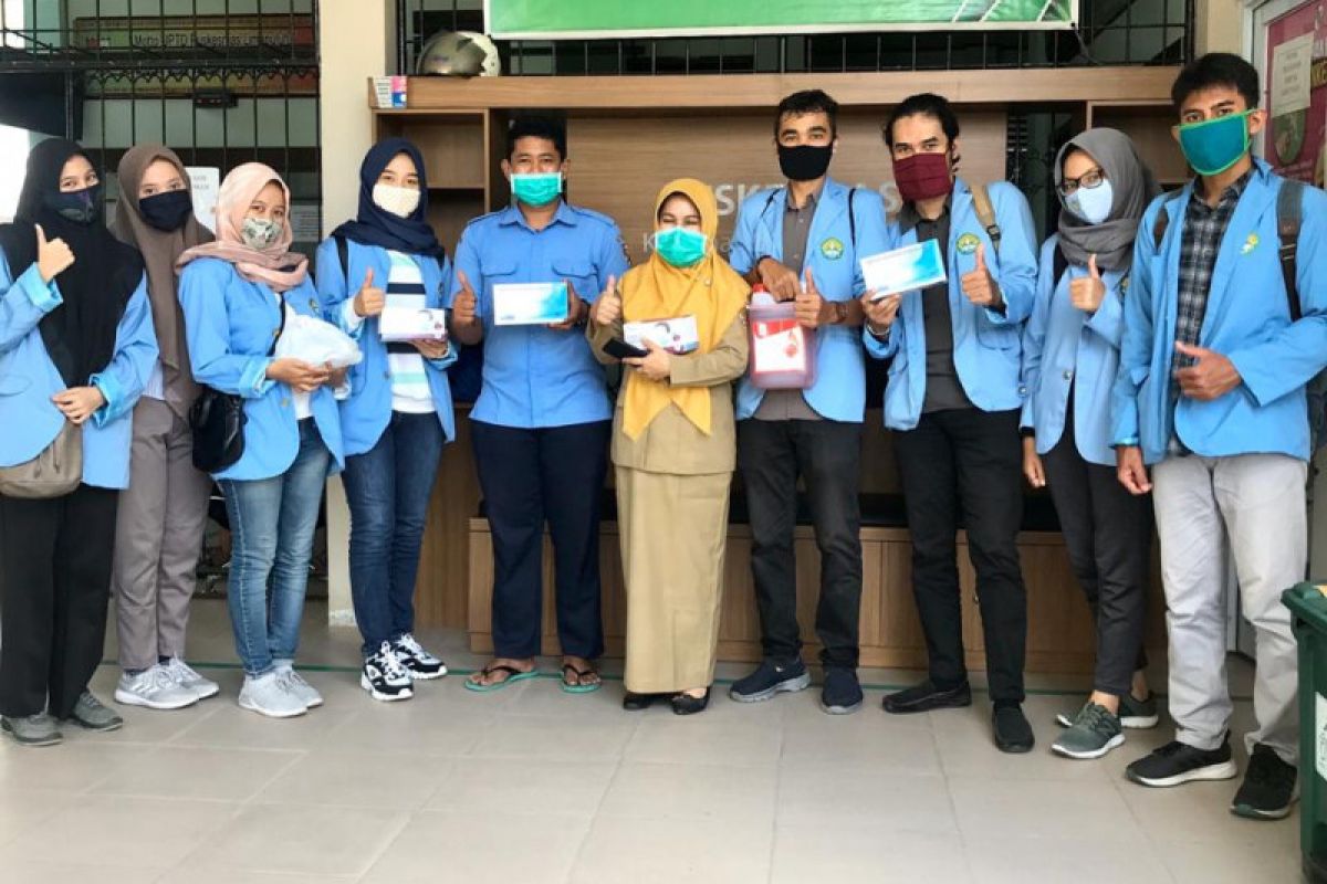 Mahasiswa Riau relawan COVID-19 serahkan bantuan ke Puskesmas