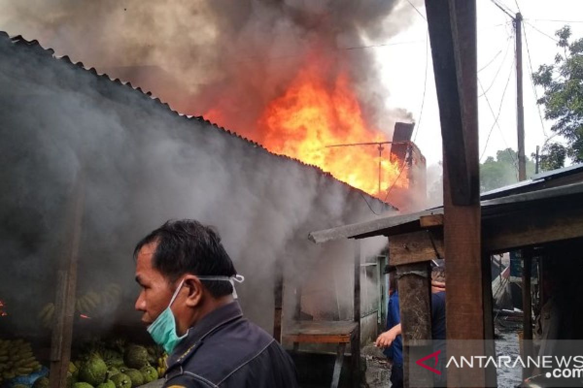 Sepuluh rumah hangus terbakar