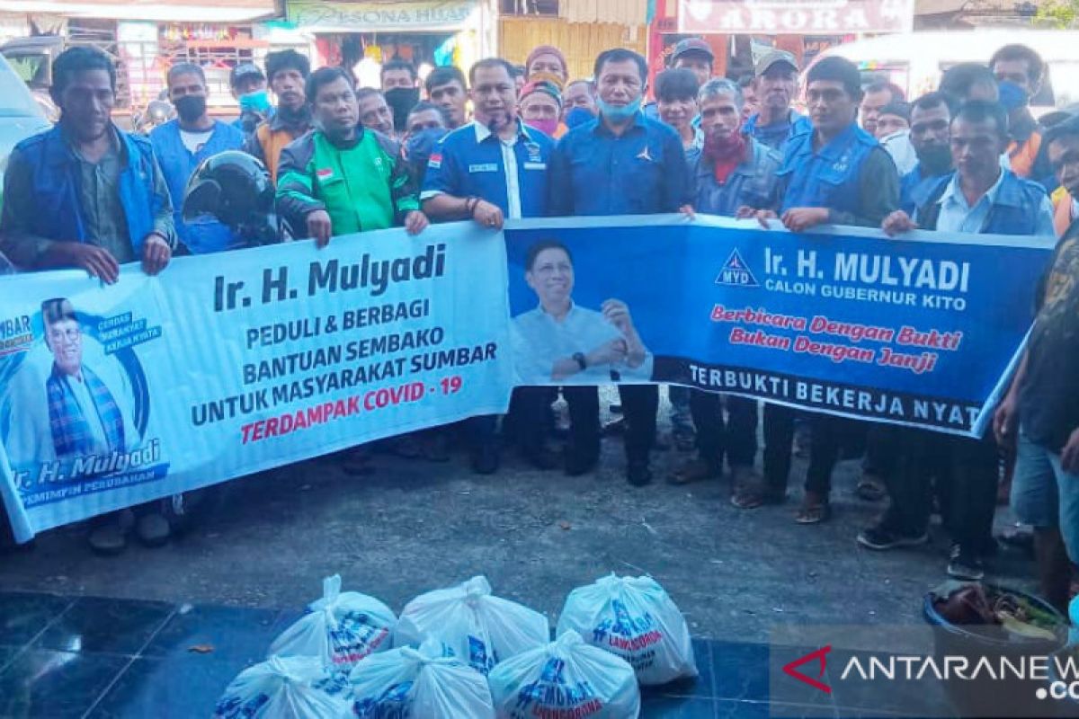 Anggota DPR-RI Mulyadi salurkan 150 paket bantuan sembako untuk tukang ojek di Pasaman Barat