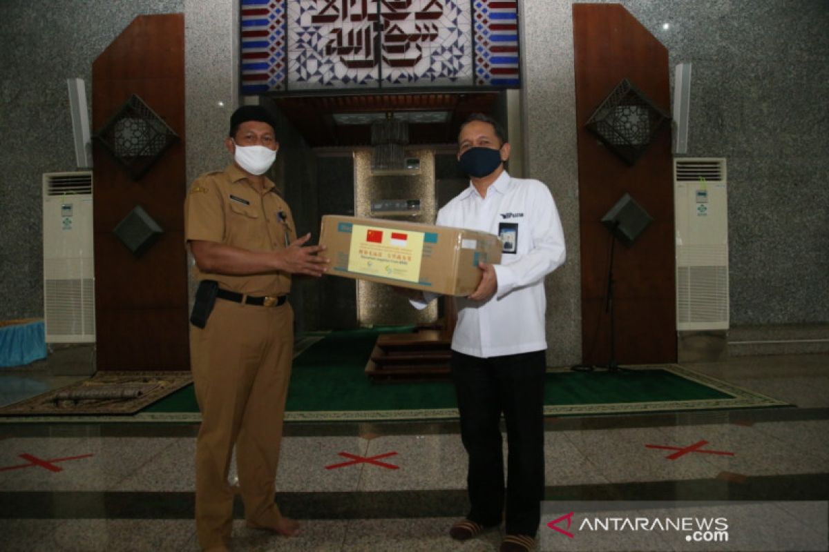 BP Batam serahkan bantuan masker untuk dua masjid