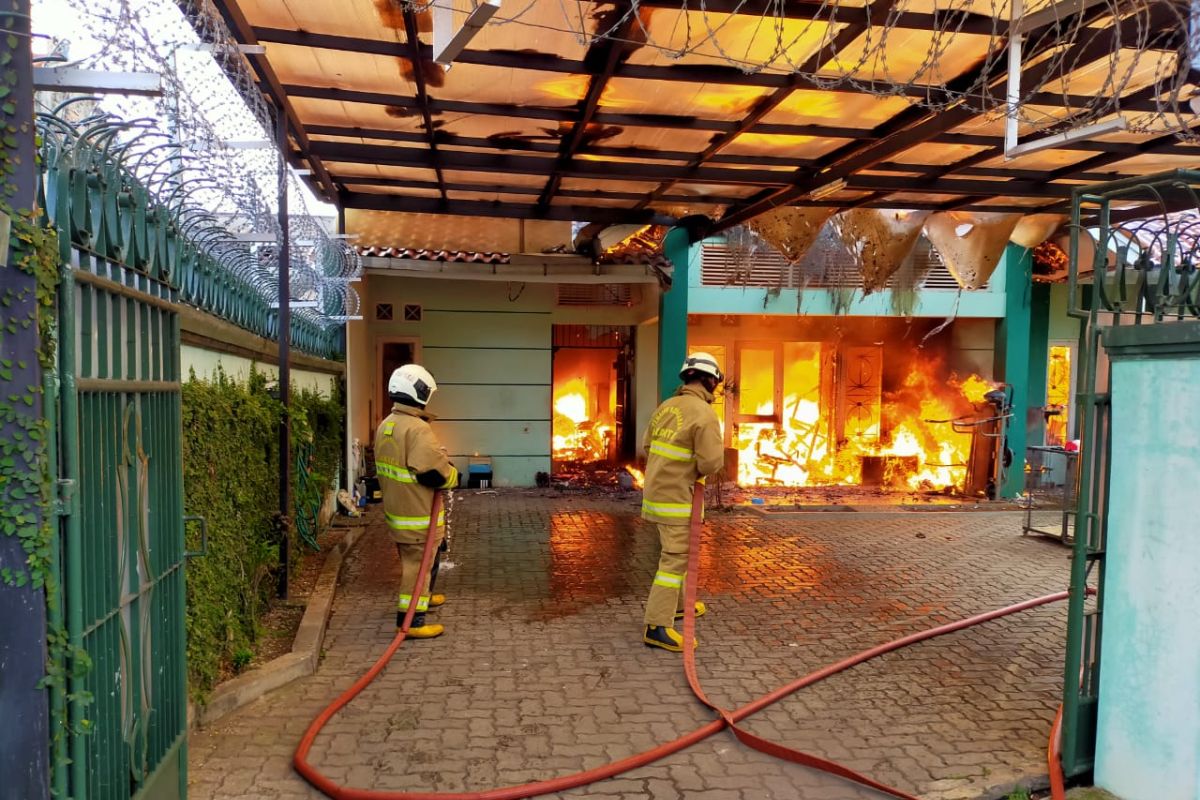 11 mobil pemadam kebakaran padamkan rumah terbakar di Kramat Jati