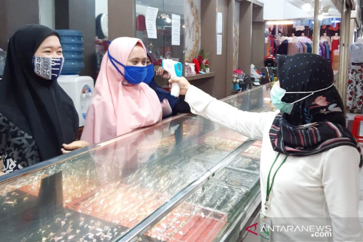 Pedagang Pasar CIleungsi tolak tes cepat, protokol COVID-19 diperketat