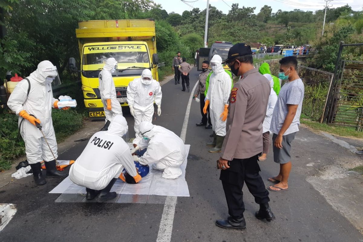 Kelebihan muatan di tanjakan, truk pengangkut tabrak pembatas jalan hingga sopirnya tewas